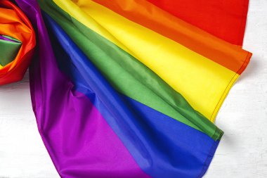 Gökkuşağı renkli karton kaplı LGBT arka plan bayrağı. Düz yatıyordu.
