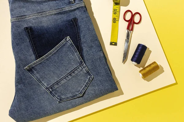 Artesanato Reparação Roupas Jeans Azul Rasgado Acessórios Costura Com Fundo — Fotografia de Stock