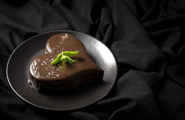Bolo Chocolate Forma Coração Caseiro Fundo Preto — Fotografia de Stock