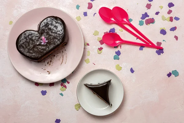 Σπιτικό Κέικ Σοκολάτας Σχήμα Καρδιάς Φόντο Χρωμάτων — Φωτογραφία Αρχείου