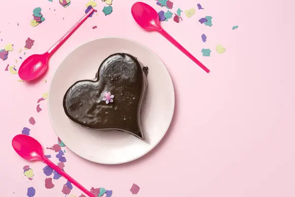 Σπιτικό Κέικ Σοκολάτας Σχήμα Καρδιάς Φόντο Χρωμάτων — Φωτογραφία Αρχείου