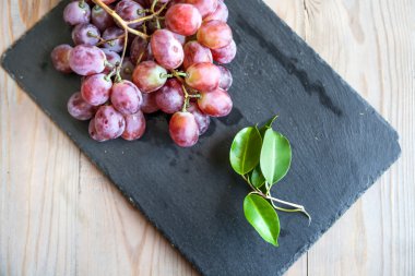 Bir sürü kırmızı üzüm.