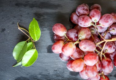 Bir sürü kırmızı üzüm.