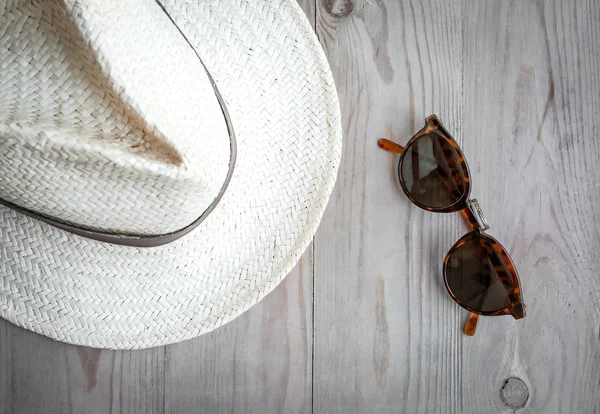 Lunettes de soleil et chapeau de paille — Photo