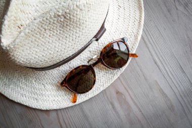 hasır şapka ve güneş gözlüğü