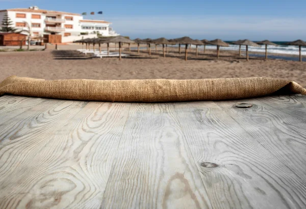 Holztisch mit Hintergrund — Stockfoto