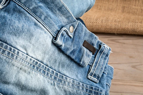 Modré džíny na dřevěný stůl — Stock fotografie