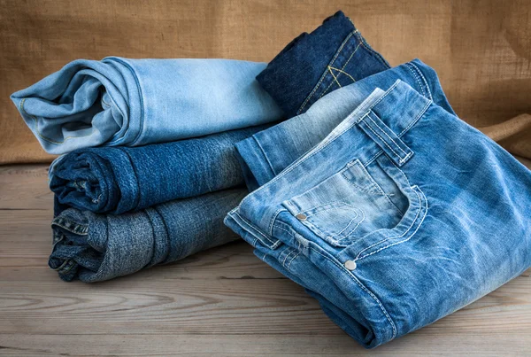 Modré džíny na dřevěný stůl — Stock fotografie