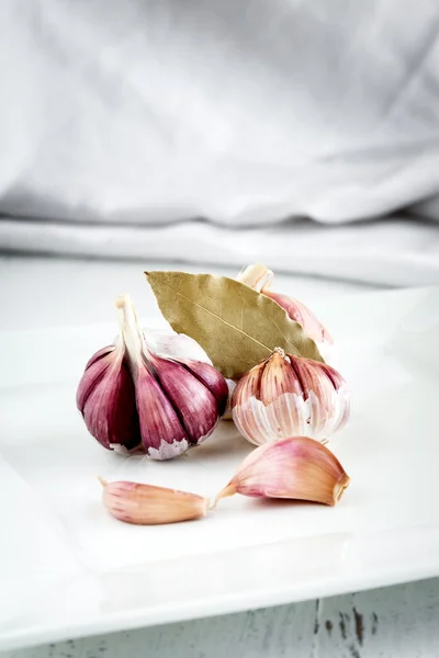 Garlics op houten bord — Stockfoto
