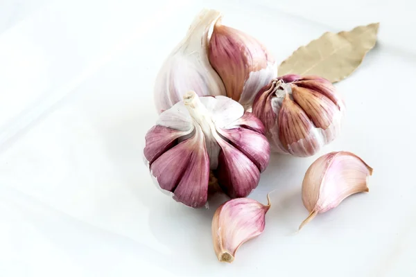 Garlics op houten bord — Stockfoto