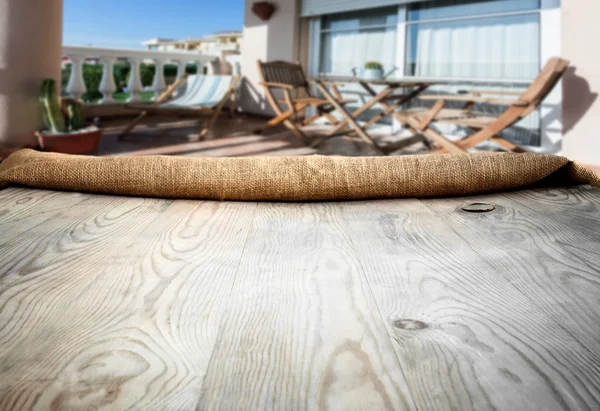 Drewniany stół z tłem — Zdjęcie stockowe