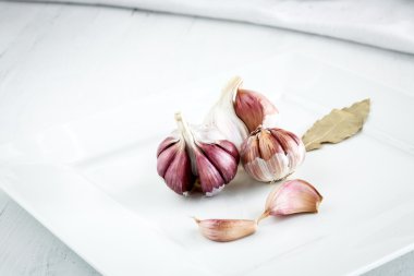 Sarmısakları ahşap tahta üzerinde