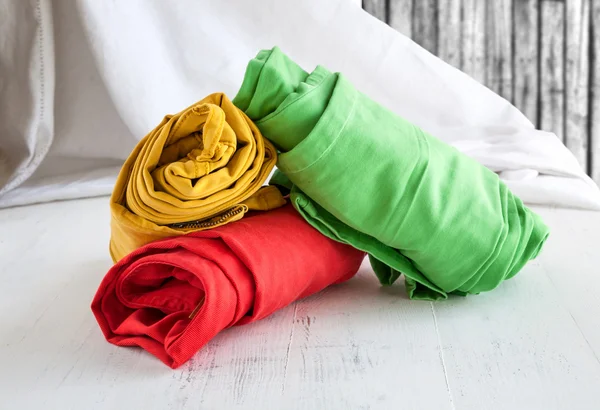 Kleuren broek op houten tafel — Stockfoto