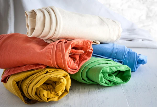Kalhoty barvy na dřevěný stůl — Stock fotografie