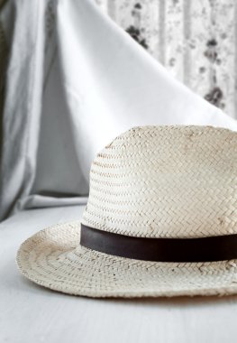 Beyaz masa üzerinde hasır şapka