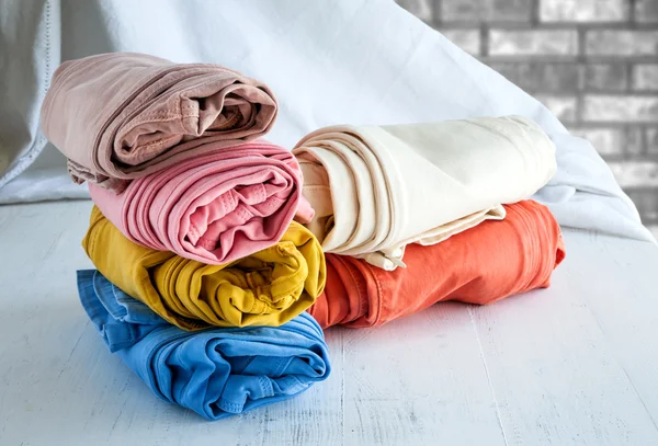 Kleuren broek op houten tafel — Stockfoto