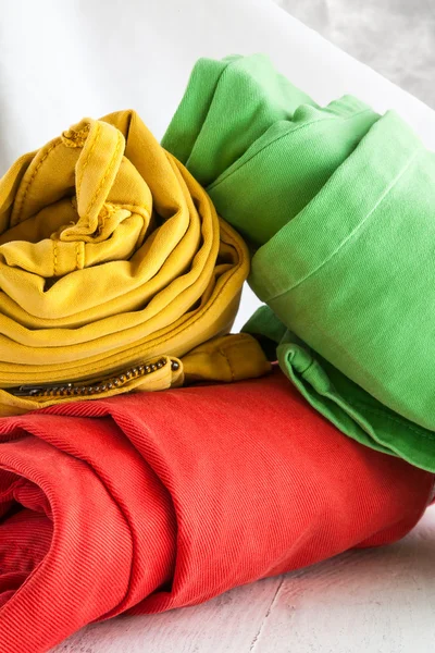 Kleuren broek op houten tafel — Stockfoto