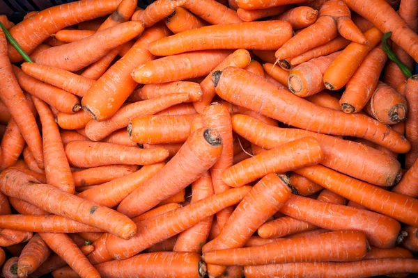 Keranjang wortel kotor yang belum dicuci — Stok Foto