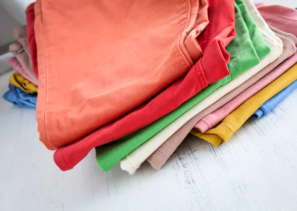 Calça de cores na mesa de madeira — Fotografia de Stock