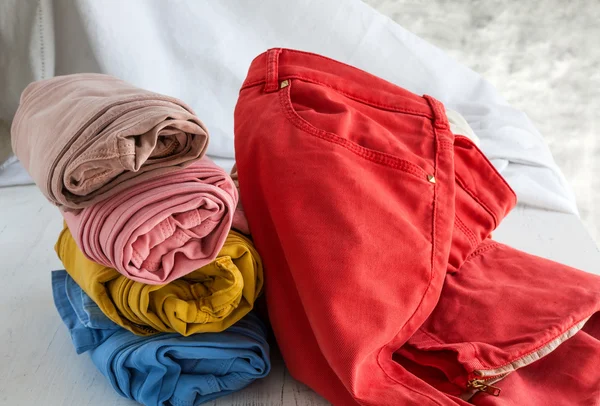 Kleuren broek op houten tafel — Stockfoto