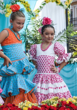 Tipik İspanyol Flamenko kılık giyinmiş kızlar