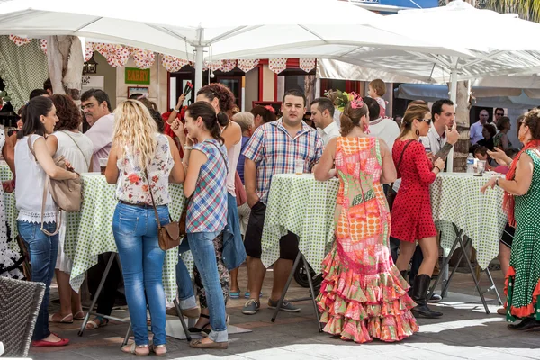 Ryhmä ihmisiä juomassa flamenco-festivaaleilla Fuengirola Sp:ssä — kuvapankkivalokuva