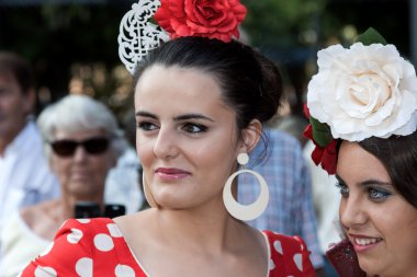 Kadın Andalucia İspanya Fuengirola FAI tipik kostümleri ile