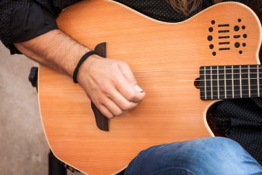 Erkek el dokunmak gitar