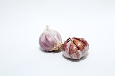 Beyaz arkaplanda sarımsak izole edilmiş.