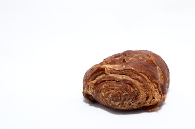 Kek çikolata üzerinde izole beyaz arka plan ile doldurulmuş