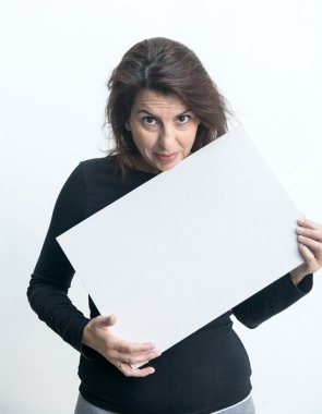 Güzel kadın beyaz arkasında izole blackboard ile el hareketi