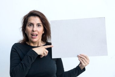 Güzel kadın beyaz arkasında izole blackboard ile el hareketi