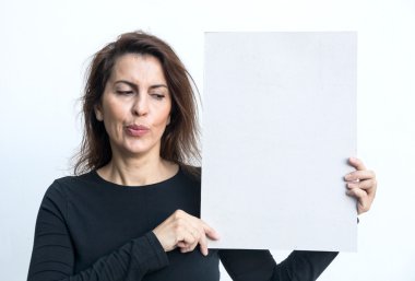 Güzel kadın beyaz arkasında izole blackboard ile el hareketi