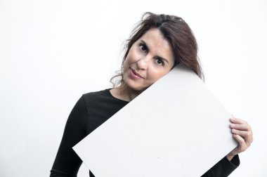 Güzel kadın beyaz arkasında izole blackboard ile el hareketi