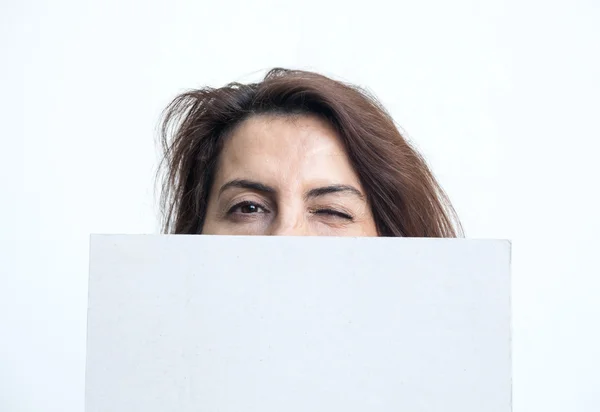 Mooie vrouw gebaren met blackboard geïsoleerd op witte achterzijde — Stockfoto