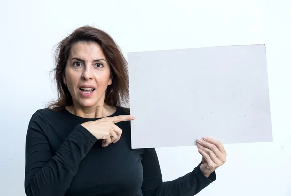 Mooie vrouw gebaren met blackboard geïsoleerd op witte achterzijde — Stockfoto