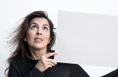 Güzel kadın beyaz arkasında izole blackboard ile el hareketi