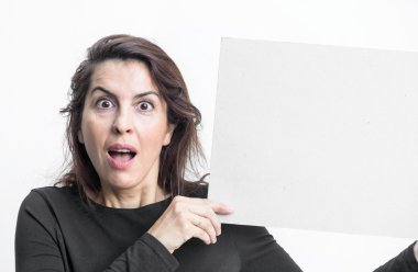 Güzel kadın beyaz arkasında izole blackboard ile el hareketi