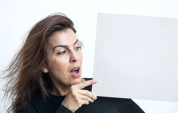 Mulher bonita gesticulando com quadro negro isolado na parte traseira branca — Fotografia de Stock