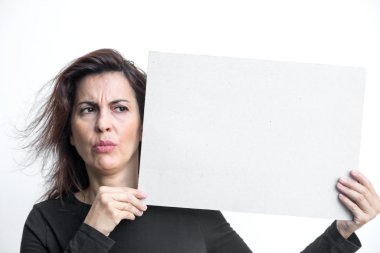 Güzel kadın beyaz arkasında izole blackboard ile el hareketi