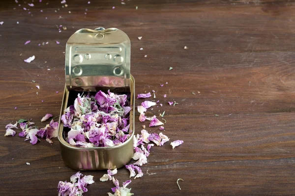 Κονσερβοκούτι με ροζ λουλούδια — Φωτογραφία Αρχείου