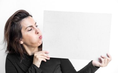 Güzel kadın beyaz arkasında izole blackboard ile el hareketi