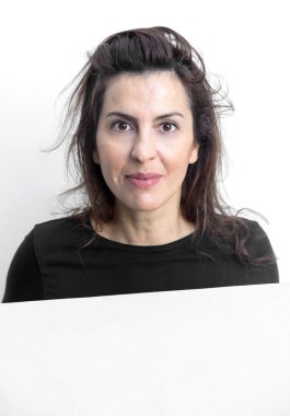 Güzel kadın beyaz arkasında izole blackboard ile el hareketi