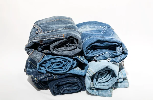 Blauwe jeans geïsoleerd op witte achtergrond — Stockfoto