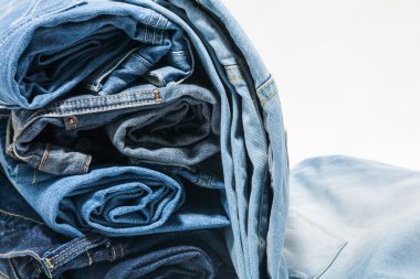  beyaz arkaplanda izole edilmiş mavi kot pantolon