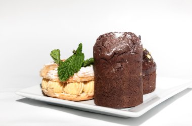 Beyaz arka plan üzerinde izole çikolatalı kek