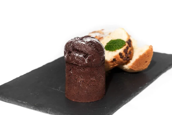 Pastel con chocolate aislado sobre fondo blanco —  Fotos de Stock