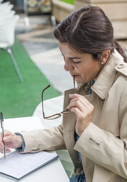 Brunette femme travaillant à l'extérieur — Photo