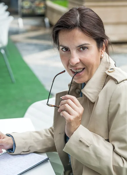 Brunette vrouw buitenshuis werken — Stockfoto