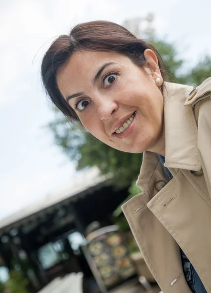 Brunette vrouw buitenshuis werken — Stockfoto